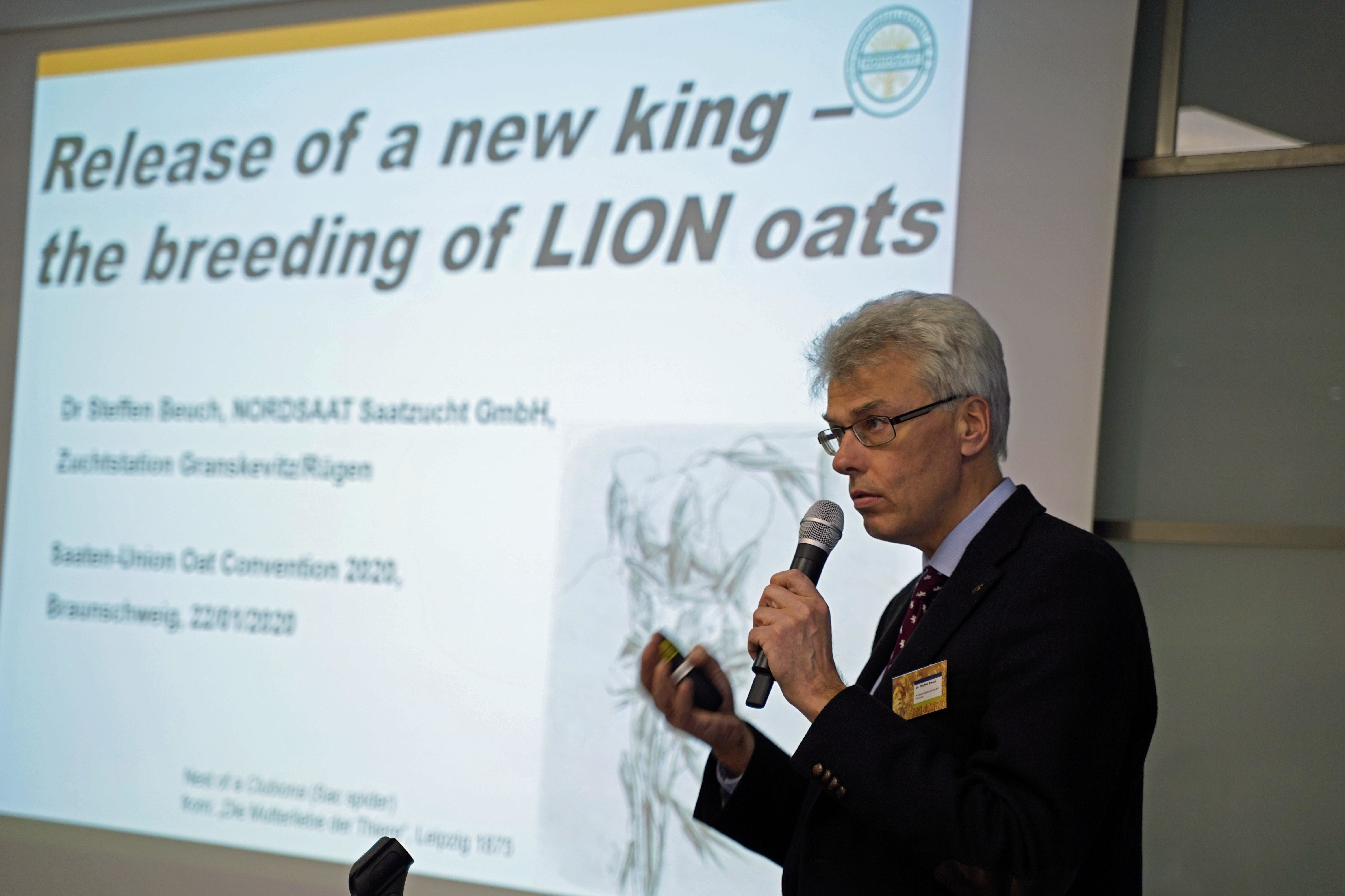 Dr. Steffen Beuch with the new oat variety LION